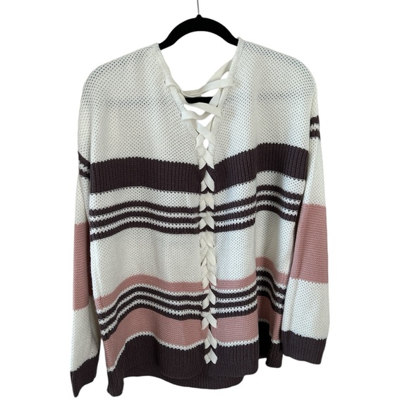 Sweater with crisscross details in the back, long sleeves. Size 2X - Picture 2 of 4